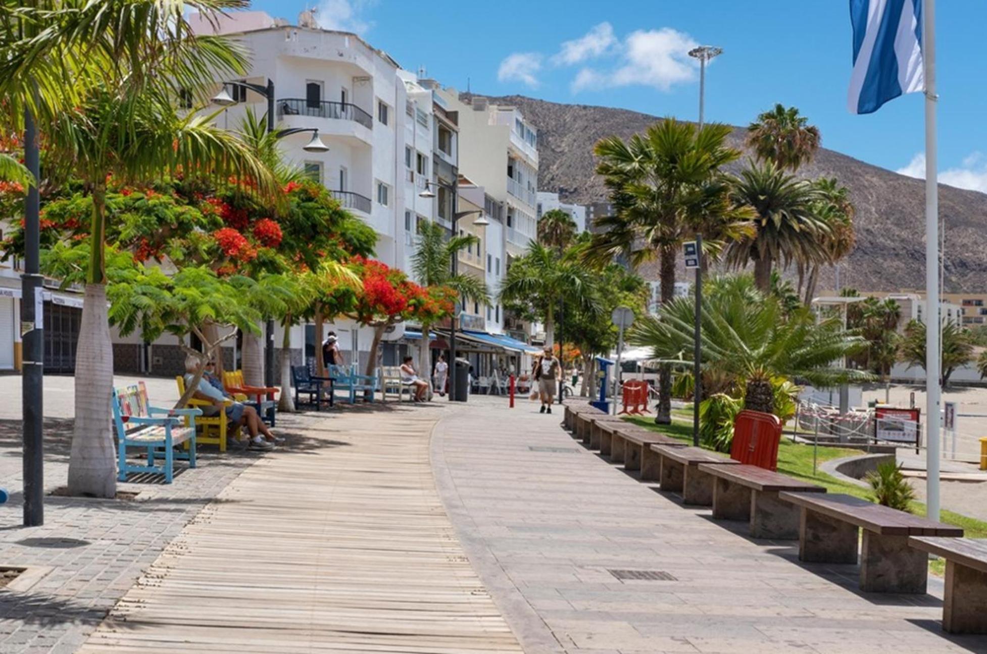 Few Steps From The Beach Hostel In Los Cristianos Arona  Eksteriør billede