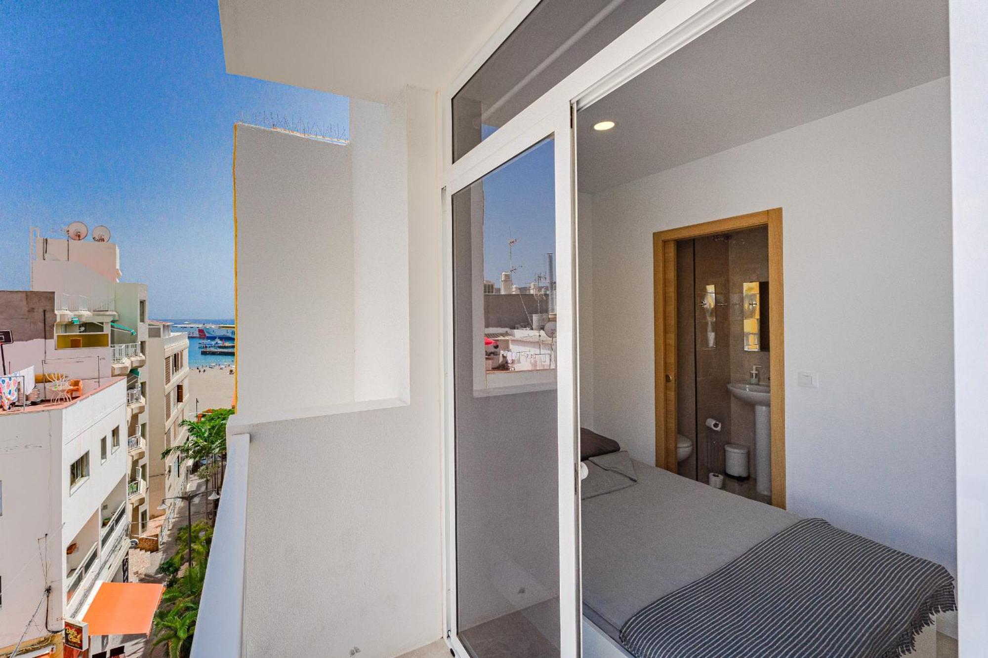 Few Steps From The Beach Hostel In Los Cristianos Arona  Eksteriør billede