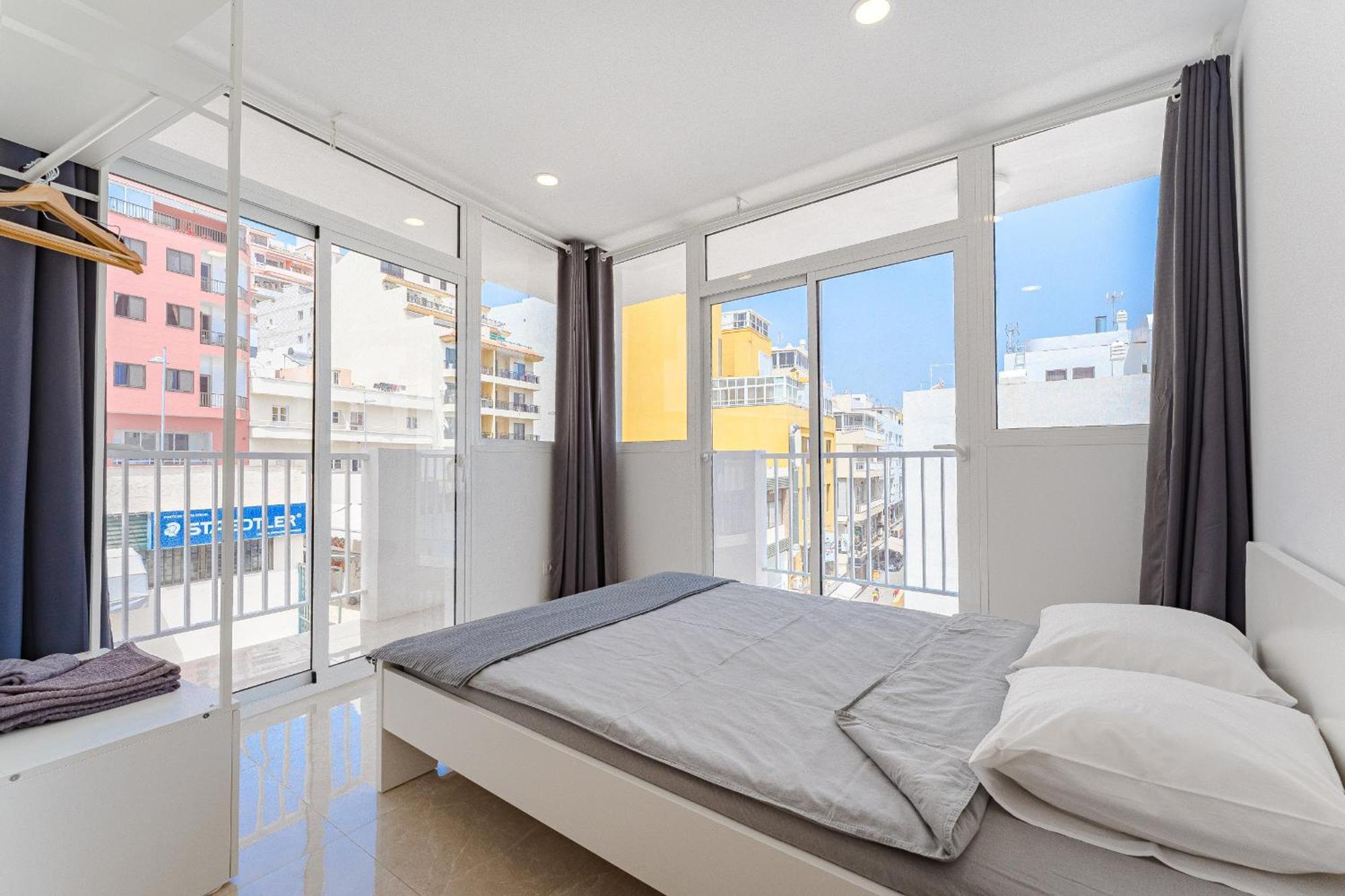 Few Steps From The Beach Hostel In Los Cristianos Arona  Eksteriør billede
