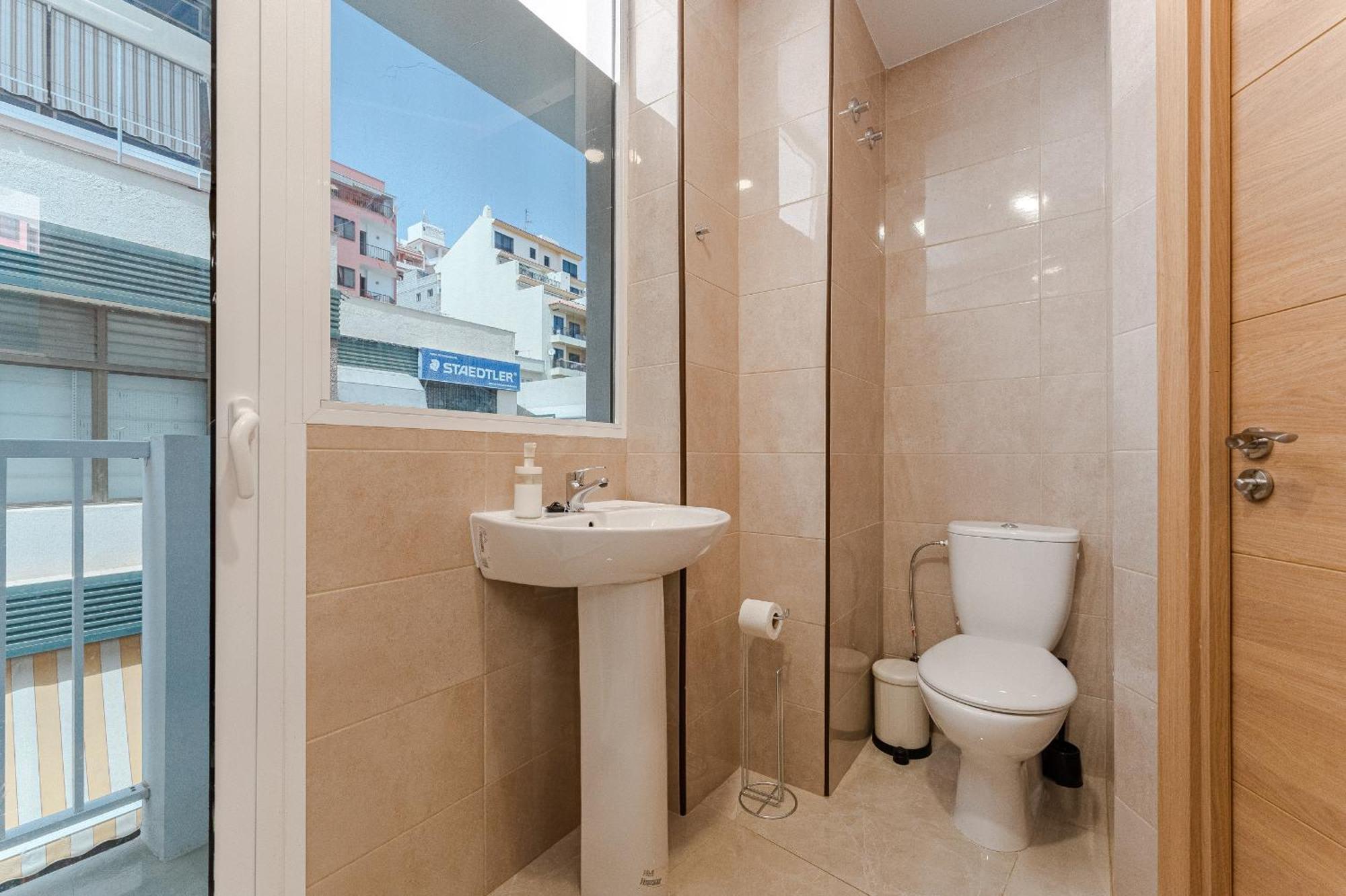 Few Steps From The Beach Hostel In Los Cristianos Arona  Eksteriør billede