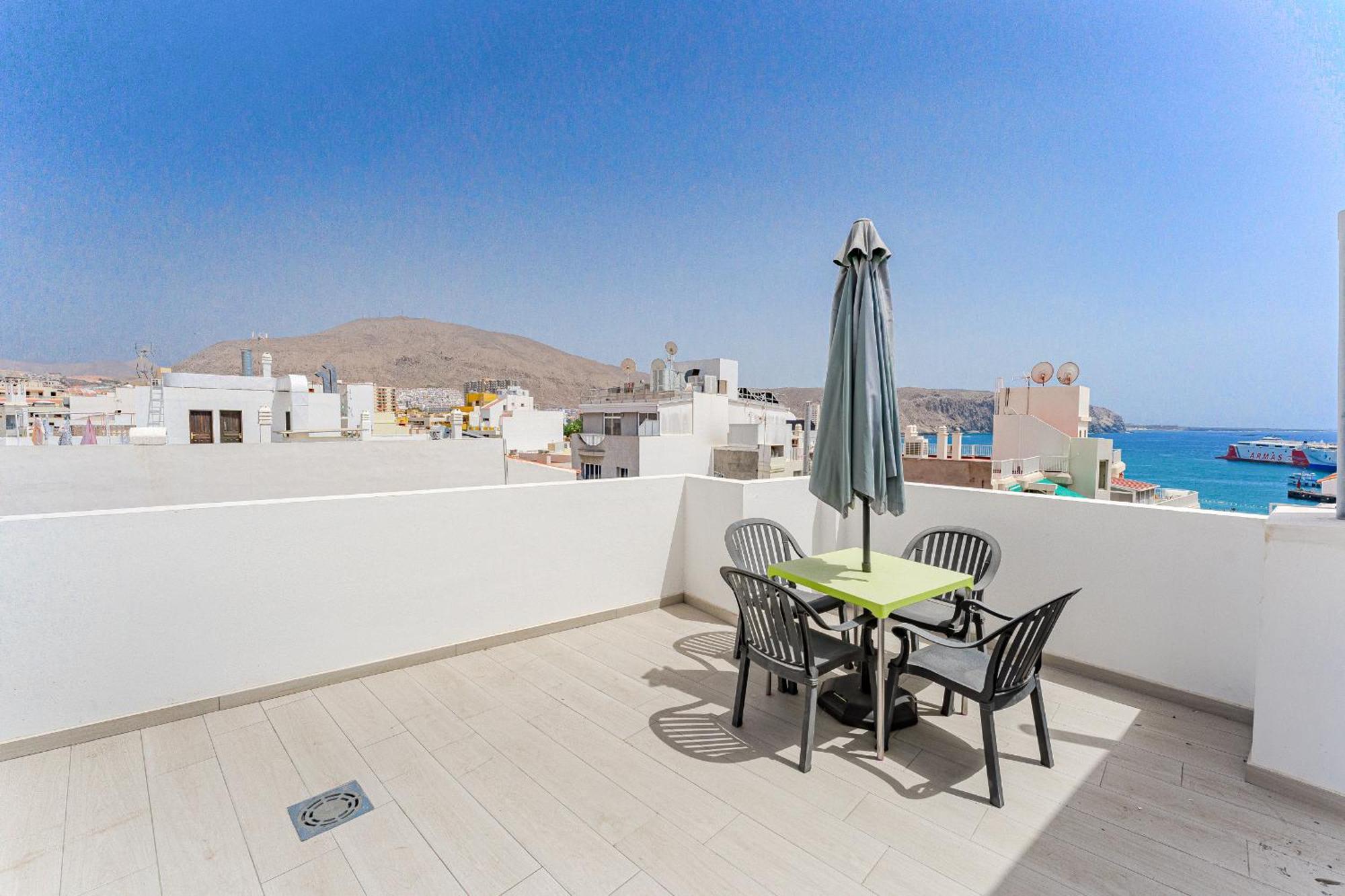 Few Steps From The Beach Hostel In Los Cristianos Arona  Eksteriør billede