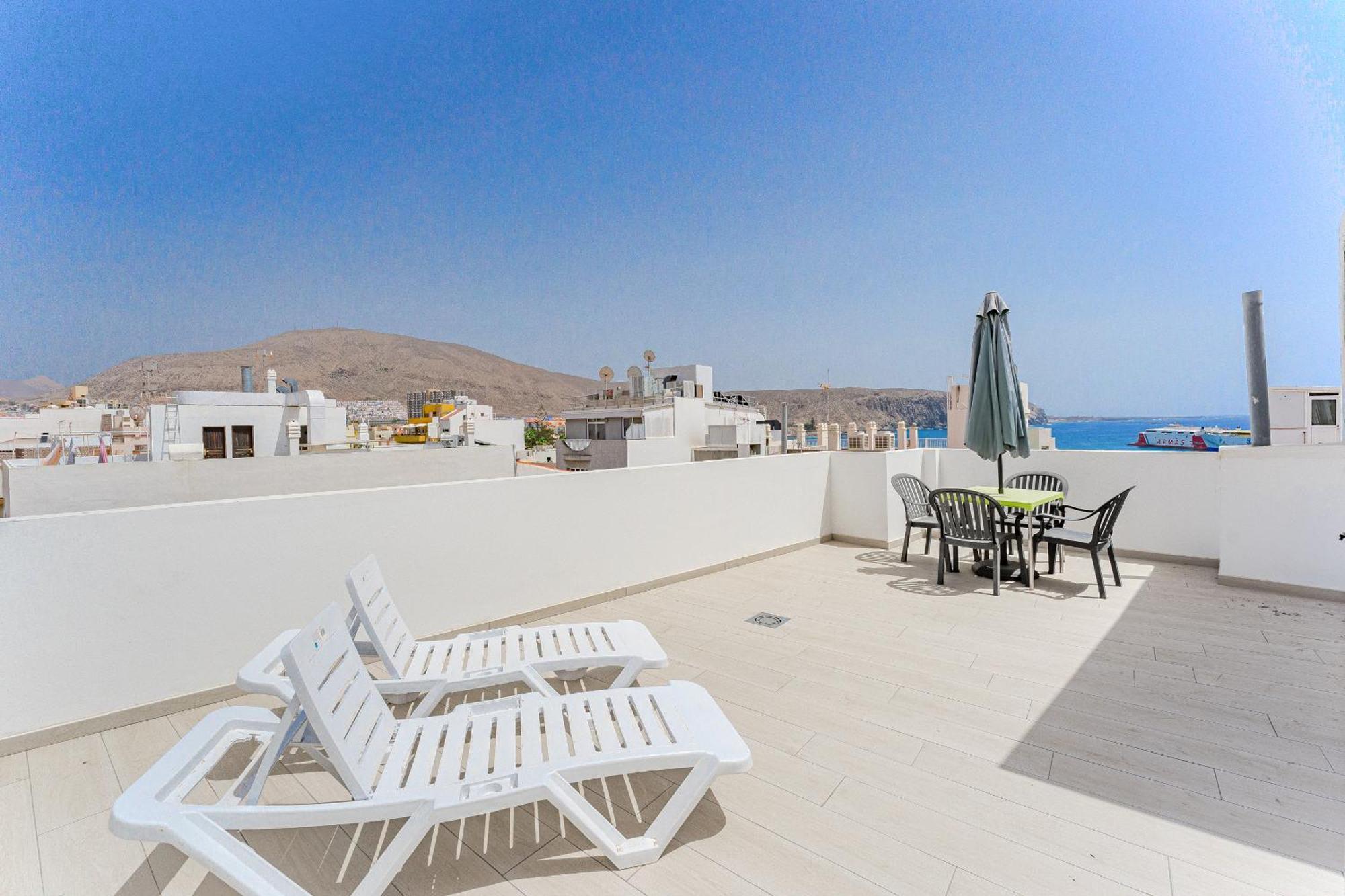 Few Steps From The Beach Hostel In Los Cristianos Arona  Eksteriør billede
