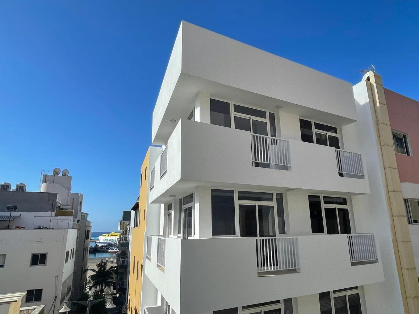 Few Steps From The Beach Hostel In Los Cristianos Arona  Eksteriør billede